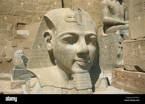 Estatua De Ramses Ii En El Templo De Karnak Luxor Egipto África