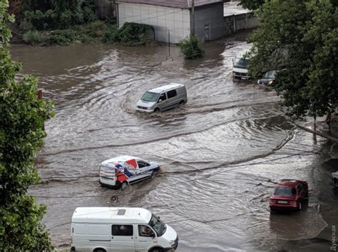Водитель маршрутки №146 в одессе попытался проехать по затопленной дороге, . В Одессе потоп после ливня: мощным потоком воды снесло ...