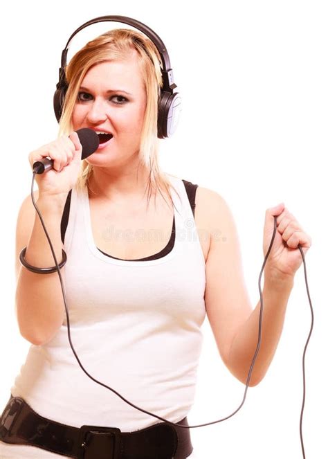 Mujer Que Canta A Los Auriculares Que Llevan Del Micrófono En Estudio
