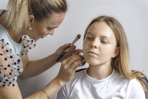 Werk Van Een Make Up Kunstenaar Make Up Voor Jonge Meisjes Stock