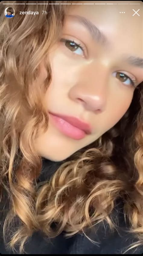 zendaya just dyed her hair honey blonde and she looks incredible