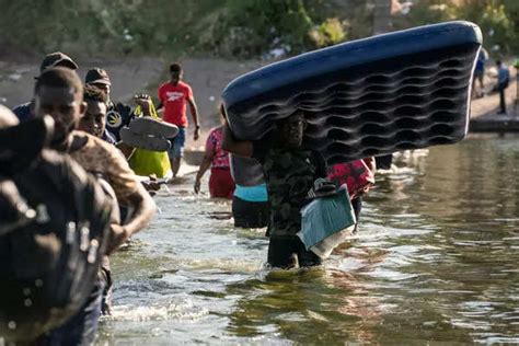 30 Pictures Of Migrants Who Crossed Rio Grande River To Enter Us