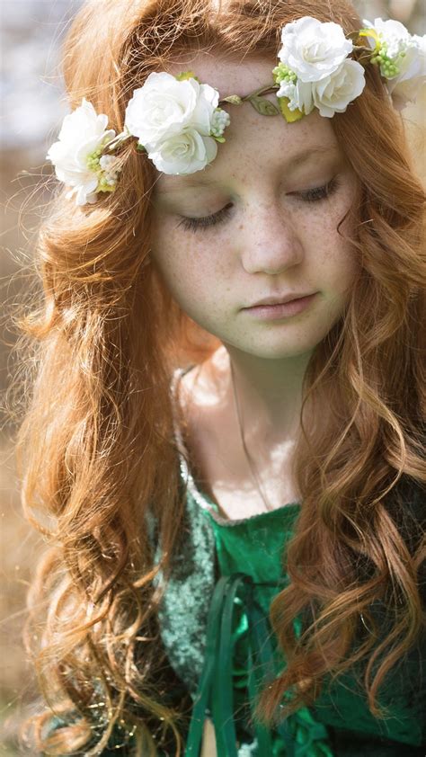 Wallpaper Green Skirt Girl Freckles Flowers Wreath 3840x2160 Uhd 4k Picture Erofound
