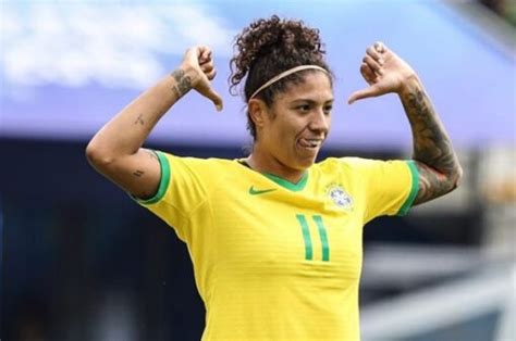 Raros são os momentos em que o futebol feminino fica em evidência nas mídias. Com Cristiane, veja a escalação do Brasil para enfrentar o ...