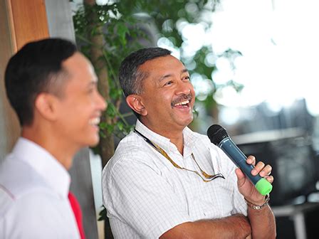 Petrol ekipmanı imalatçısı kencana petroleum'u kurmadan önce petrol mühendisi olarak çalıştı. UPM anjur sesi interaktif bersama Tan Sri Mokhzani Mahathir