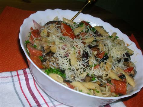 Теплый салат с баклажанами, макаронами и грибами ( вкусный ...