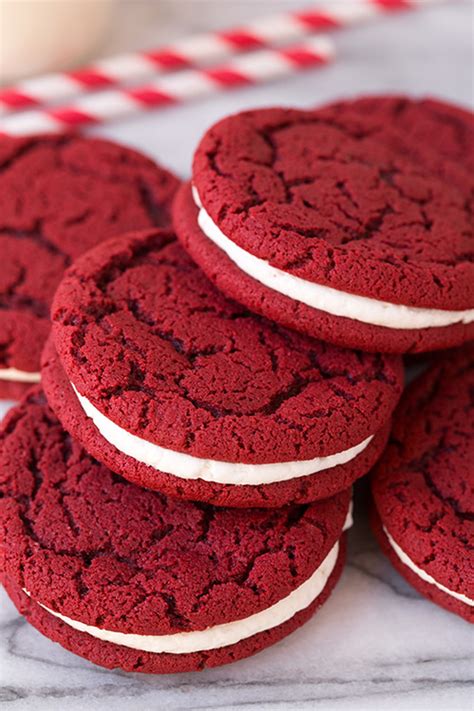 Oreo red velvet cookies are great snack cookies and lunchbox snacks. Red Velvet Oreos | RecipeLion.com