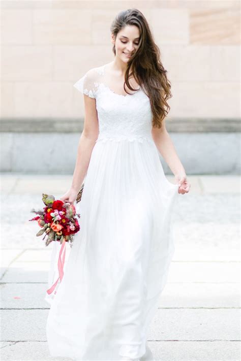 Rot & creme blumenband kameragurt. Herbstlich leichte Brautinspiration | Braut, Kleid ...