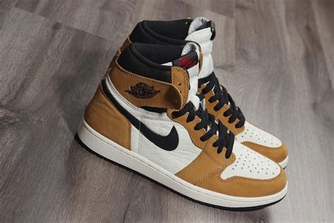 Facile da coppare aj1 rookie of the year. Air Jordan 1 Rookie of the Year 555088-700 Release Info ...