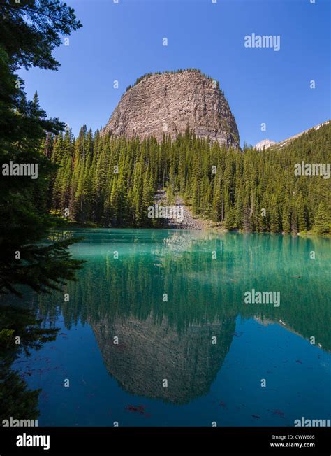 Alberta Canada Mirror Lake In Banff National Park Stock Photo Alamy