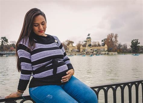 Mujer Latina Embarazada En Un Lago Foto Premium