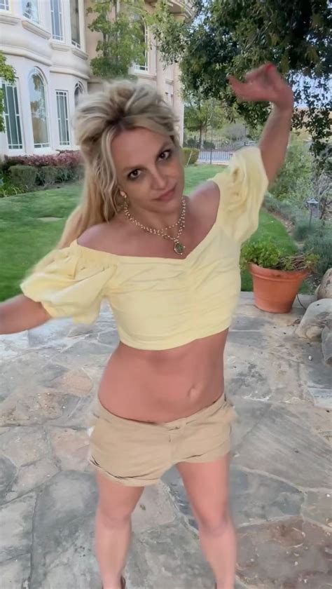 Britney Spears Conta Que Personal Lhe Beliscou E Disse A Ela Para Resgatar Corpo Da Juventude