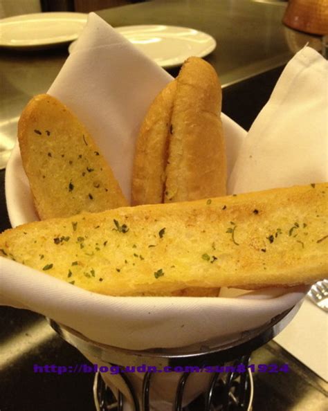 說到台北最廣為人知的飯店buffet， 一定少不了台北晶華酒店柏麗廳， 它可說是台北最老牌的飯店自助餐廳， 也阿一一包肥攻略的啟蒙之地， 事隔多年終於有. ♡ Bon anniversaire! 晶華Robin's鐵板燒 - 小豬仔生活研究室 - udn部落格