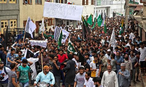 hundreds of protestors clash with police in occupied kashmir world dawn