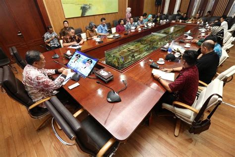 Pemerintah menaikkan gaji pokok pegawai negeri sipil (pns) sebesar 5 persen dari gaji pokok sebelumnya ini dengan pertimbangan dalam rangka meningkatkan daya guna dan hasil guna serta kesejahteraan pegawai negeri sipil (pns). Pilu Guru Honorer Bandung, Gaji Tak Sebesar Hasil Ojek ...