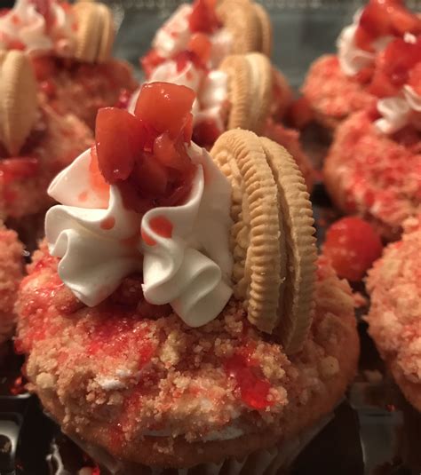 Add remaining 4 ounces of sugar cookies and 4 ounces of strawberry wafer to food processor and pulse until coursely chopped. Strawberry crunch cupcakes | Desserts, Food, Baking