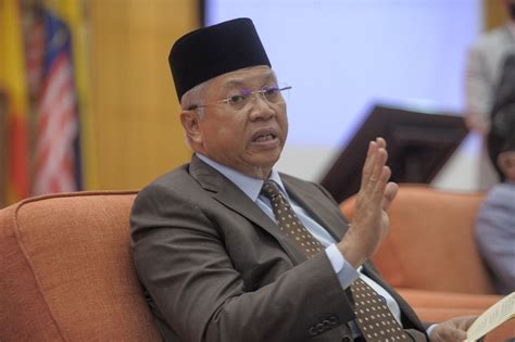 .persekutuan, tan sri annuar musa dan beberapa individu lain termasuk penganjur berhubung dakwaan melanggar prosedur operasi standard (sop) perintah kawalan pergerakan (pkp). Dakwaan langgar SOP: Perlu siasat, jangan ada layanan dua ...