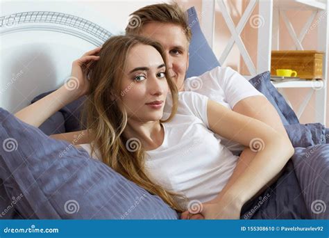 Jeunes Beaux Couples Affectueux Dans Le Lit Photo Stock Image Du Mains Beau 155308610