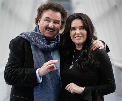 Krzysztof krawczyk, jeden z najpopularniejszych polskich piosenkarzy, którego cenią zarówno młodzi, jak i starzy słuchacze, 8 września kończy 70 lat. Był żonaty trzy razy. Krzysztof Krawczyk szczęście ...