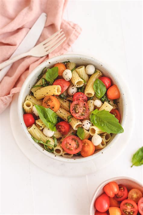 This vegan take on caprese pasta features vegan mozzarella, takes barely 30 minutes to make and it screams summer all over the place! 15 Minute Caprese Pasta Salad (vegan, gluten free ...