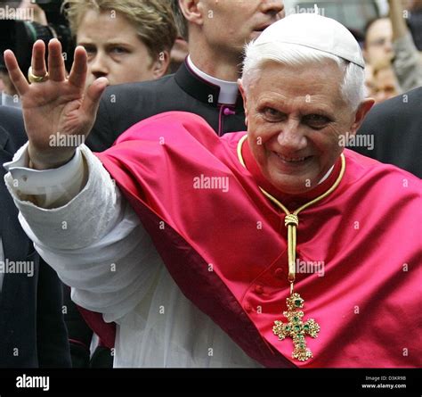 Dpa Pope Benedict Xvi Smiles And Waves To The Crowd After His
