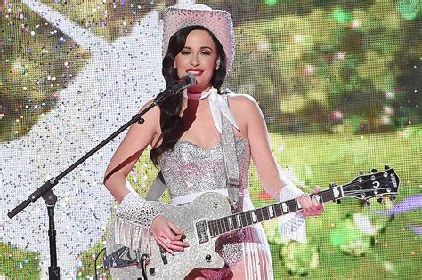 Kacey Musgraves Gets Playful At Cmas With Dime Store Cowgirl