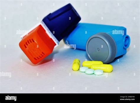 Los Medicamentos Para El Asma Inhalan Y Píldoras Sobre Un Fondo Blanco
