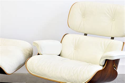 Durch die helle nussbaumschale und das weisse, weiche der lounge chair von vitra ist die neuinterpretation des alten englischen clubsessels. Lounge chair & ottoman | Eames | Vitra | Designklassiker ...