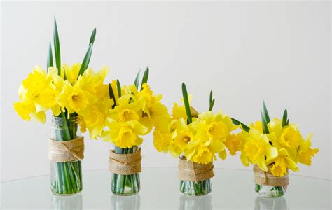 Simple Centerpieces With Daffodils Yellow Flower Centerpieces Spring
