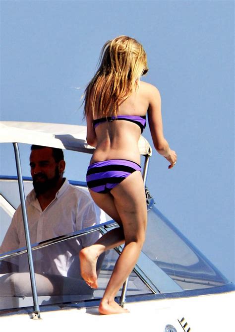 Avril Lavigne Enjoying On Yacht And Exposing Fucking Sexy Bikini Body