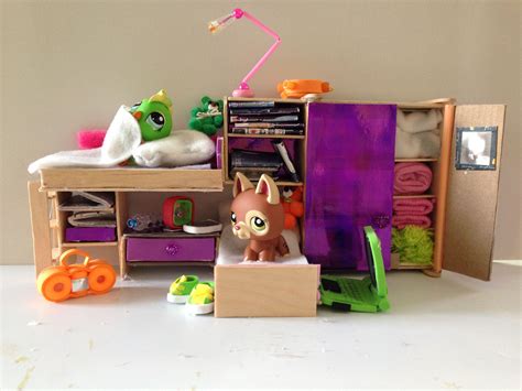 A pringles can is the perfect size for a tiny little dollhouse treehouse for small dolls and pets like littlest pet shop or shopkins. how to make a LPS twin bedroom set with bunk beds | Accessoires lps, Maison de poupée, Lps