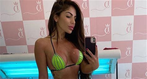 Ex Bbb Anamara Faz Selfie Com Biqu Ni De Fita E Deixa Curvas Mostra