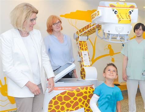 Die Giraffe Auf Der Kinderintensivstation Olgäle Stiftung übergibt Mobile Röntgengeräte An