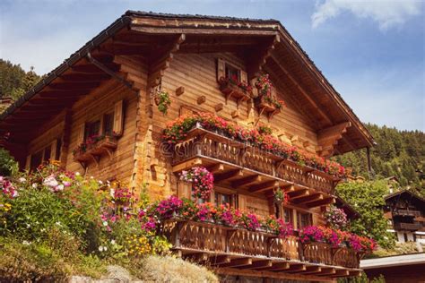 Traditioneller Holzhaus In Alpinem Dorf Grimentz Die Schweiz Stockbild