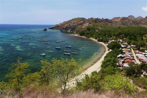 Mencari referensi pantai di jawa timur terindah untuk liburan? Pantai Paga Maumere Surga Indonesia Bagian Timur