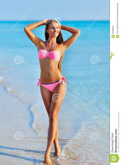 Belle Femme Dans Le Bikini Sexy D Tendant Sur La Plage D T Photo