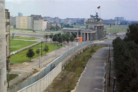 The Rise Of The Berlin Wall Through Rare Photographs 1961 1989 Rare