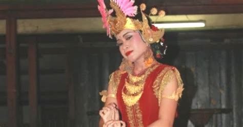 Jelaskan gerakan dalam tari kontempo. Sebutkan Contoh Tari Tradisional Indonesia Yang Dibawakan Secara Tunggal - Aneka Seni dan Budaya
