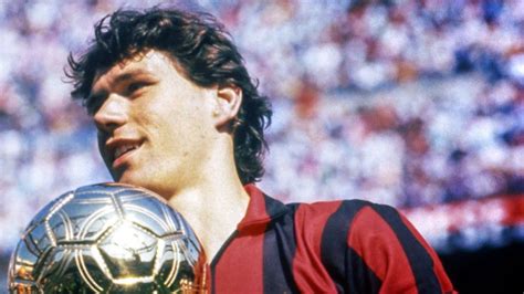 This biography of marco van basten profiles his childhood, life, football career, achievements and timeline. Il Cigno di Utrecht fa 53, l'omaggio del Milan a Van ...