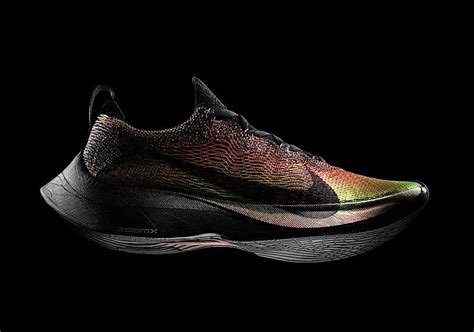 Bei dem prototyp vom rekordlauf ist noch ein luftkissen eingearbeitet. Nike entwickelt die Sieger-Schuhe von Eliud Kipchoge am 3D ...