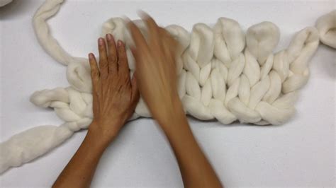 Cómo tejer una manta con las manos en una hora con lana merino YouTube