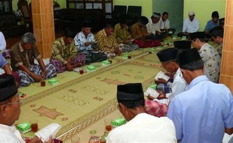 Teks bacaan surat al kahfi arab latin indonesia dan via babab.net. Bacaan Doa Tahlil Lengkap Arab Latin Dan Artinya - Doa ...