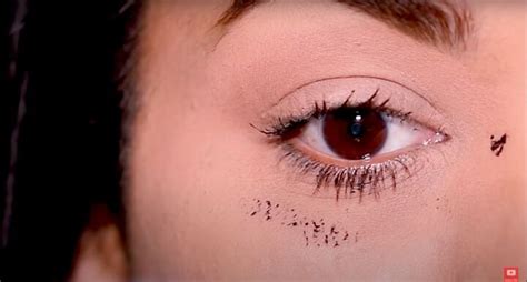 How To Stop Mascara From Smudging Easy Makeup Tips And Tricks Upstyle