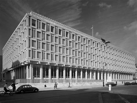 old american embassy grosvenor square designed by eero saarinen in 1960 r londonarchitecture