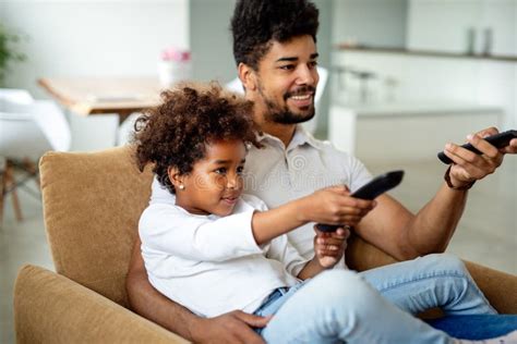 Concepto De La Paternidad Familiar Padre Feliz E Hija Viendo