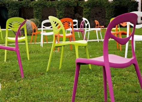 Пластиковые садовые стулья