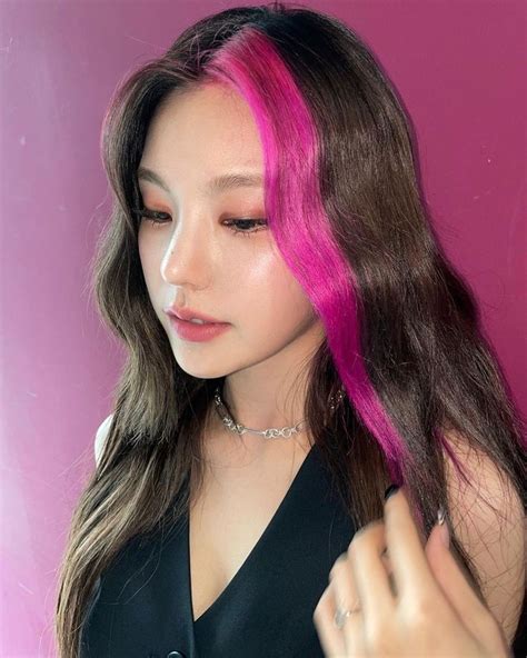 Itzy Pics On Twitter In 2021 Itzy Pink Hair Hairstyle
