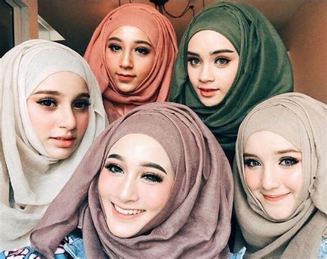 Dibandingkan dengan masyarakat di barat, atau bahkan di indonesia, orang rusia lebih jarang tersenyum kepada orang tak dikenal. Hot Kenapa Orang Sukabumi Cantik, Viral!