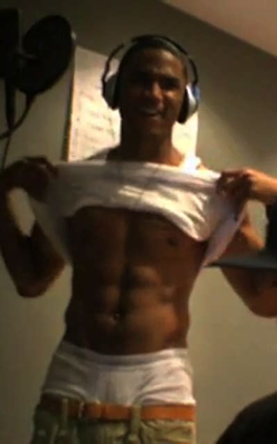 Celeb Saggers Trey Songz Flashing His Hot Body Boxers