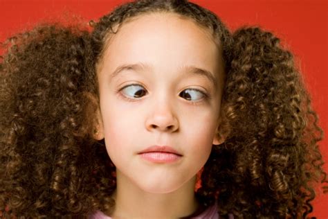 Gadis Kecil Yang Menyilangkan Matanya Foto Stok Unduh Gambar Sekarang